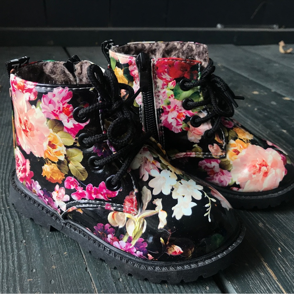 Toddler floral docs, fleece lined, like new, size 8.5